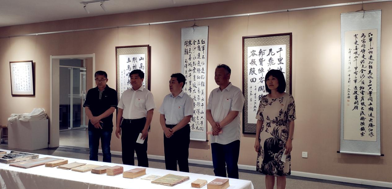 學校舉辦“革命詩詞里的黨史”主題書法展開展和黨建文化長廊暨黨建有聲圖書館啟用儀式-圖1